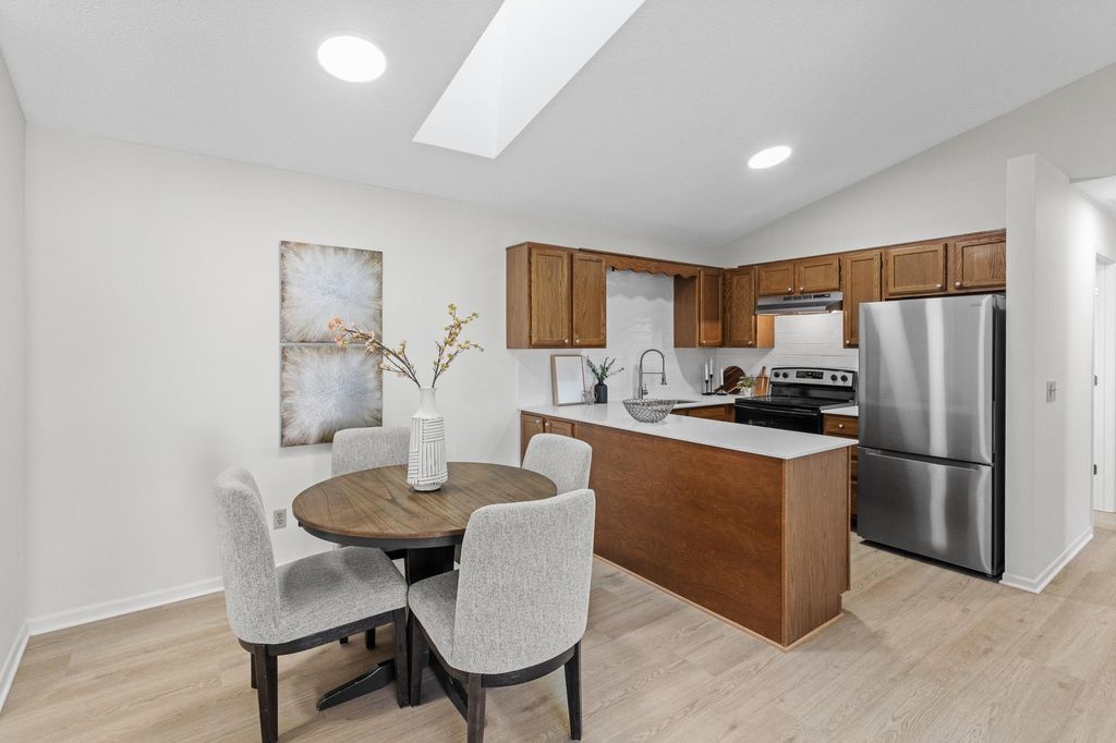 975 Pondview Court, Vadnais Heights, MN 55127