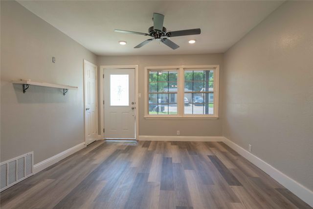 1209 E Lovers Lane, Arlington, TX 76010