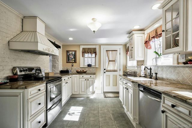 126 Cove Road, Oyster Bay Cove, NY 11771