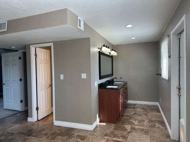 3406 S Oak Street, Tempe, AZ 85282