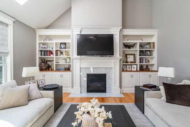 2 Hunters Ln, Natick, MA 01760