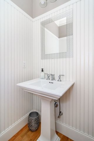 2 Hunters Ln, Natick, MA 01760