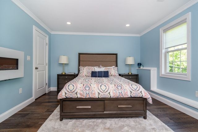 2 Hunters Ln, Natick, MA 01760