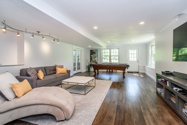 2 Hunters Ln, Natick, MA 01760