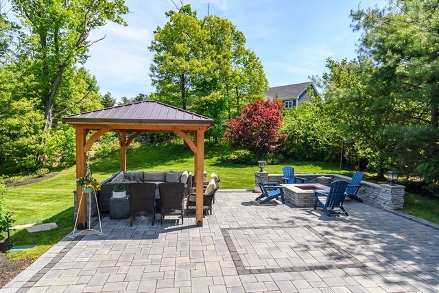 2 Hunters Ln, Natick, MA 01760