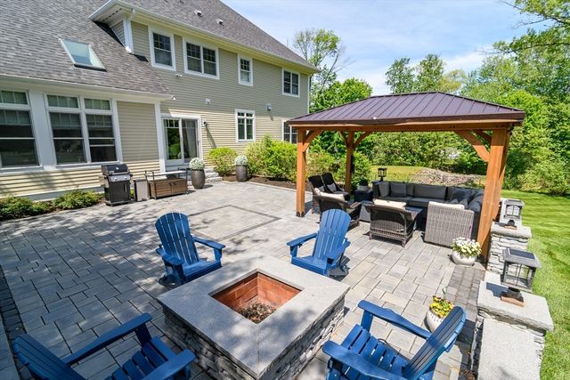2 Hunters Ln, Natick, MA 01760