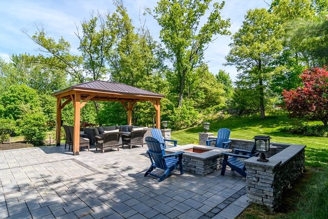 2 Hunters Ln, Natick, MA 01760