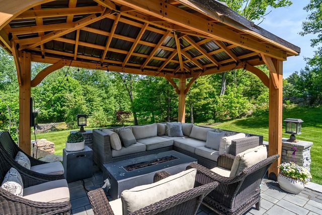 2 Hunters Ln, Natick, MA 01760