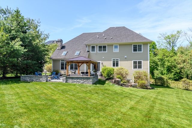 2 Hunters Ln, Natick, MA 01760
