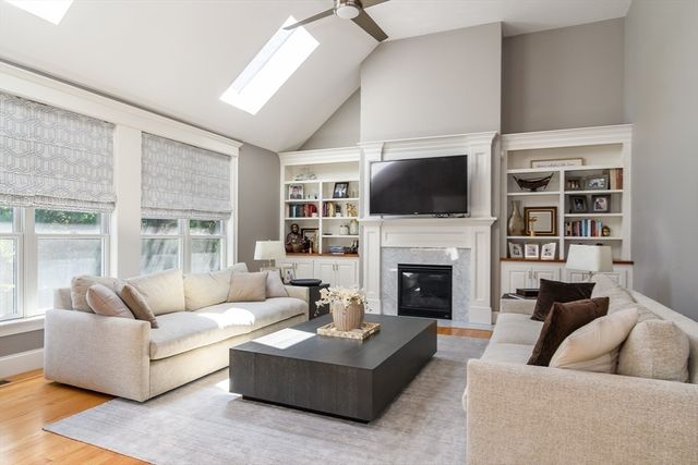 2 Hunters Ln, Natick, MA 01760