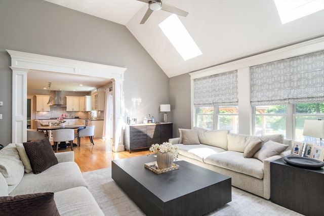2 Hunters Ln, Natick, MA 01760