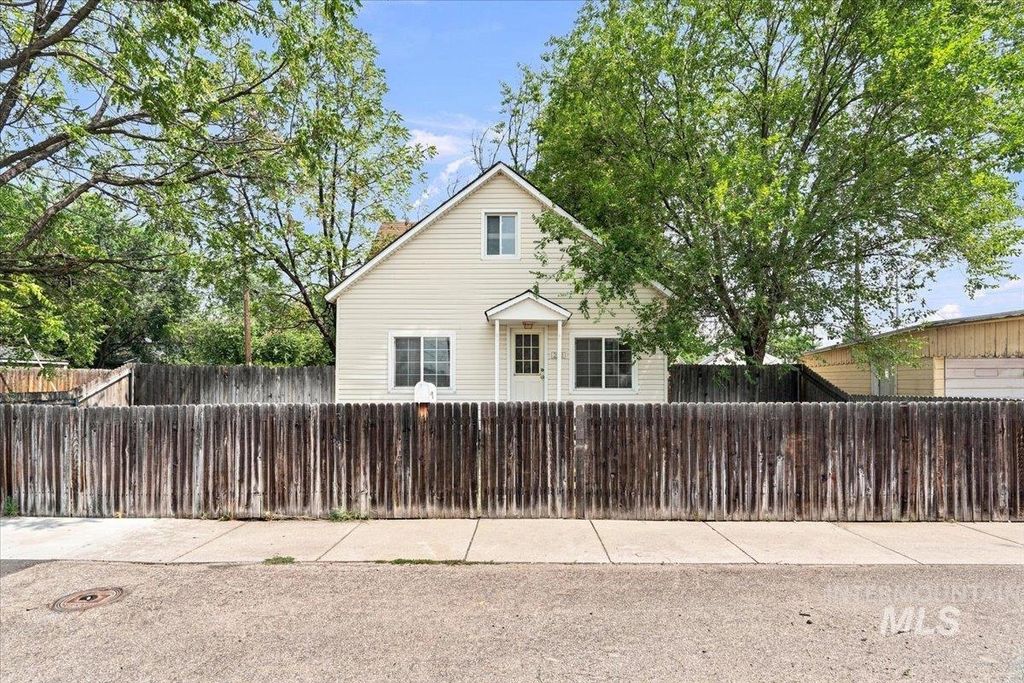 212 Ne 2nd St, Meridian, ID 83642 photo 2