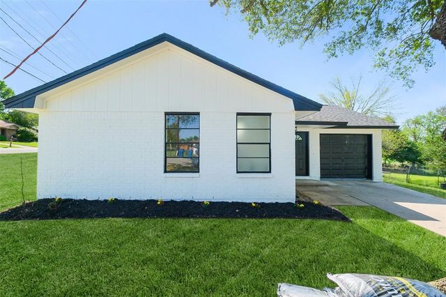 221 N Baron Street, Bellville, TX 77418