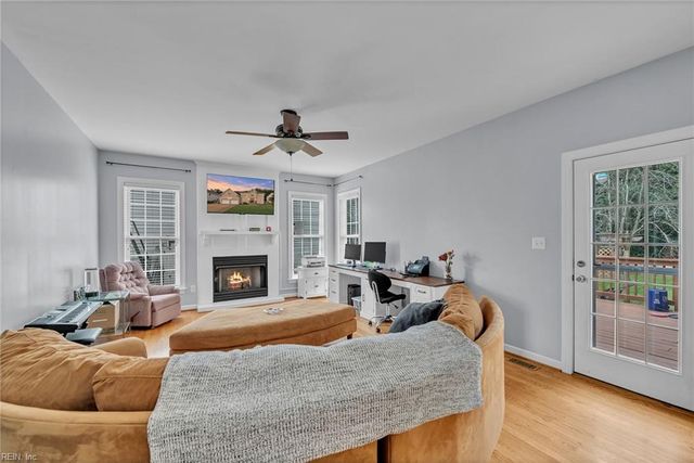 412 Brentmeade DR, Yorktown, VA 23693