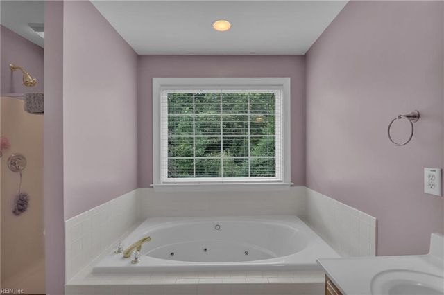 412 Brentmeade DR, Yorktown, VA 23693