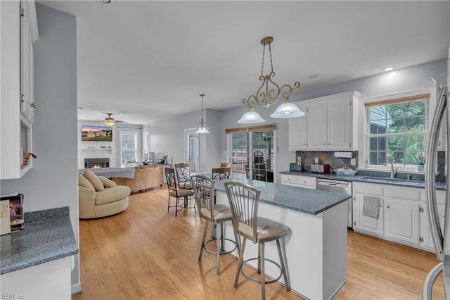 412 Brentmeade DR, Yorktown, VA 23693