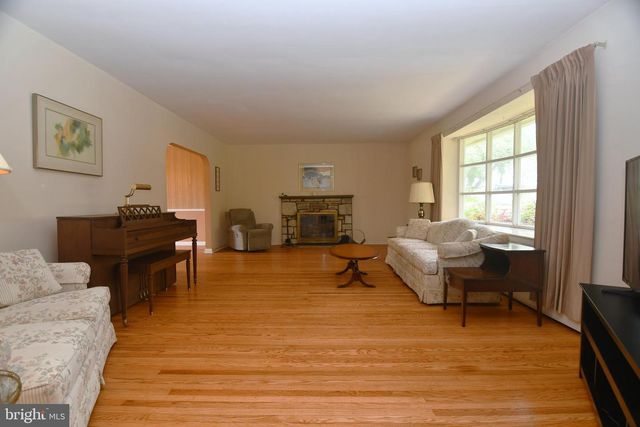 800 BLUEBELL RD, Warminster, PA 18974