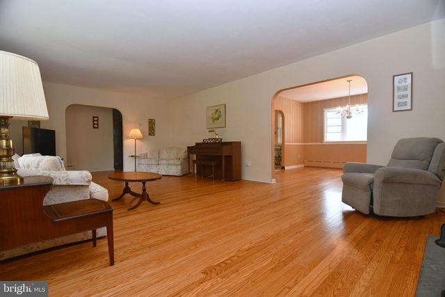 800 BLUEBELL RD, Warminster, PA 18974