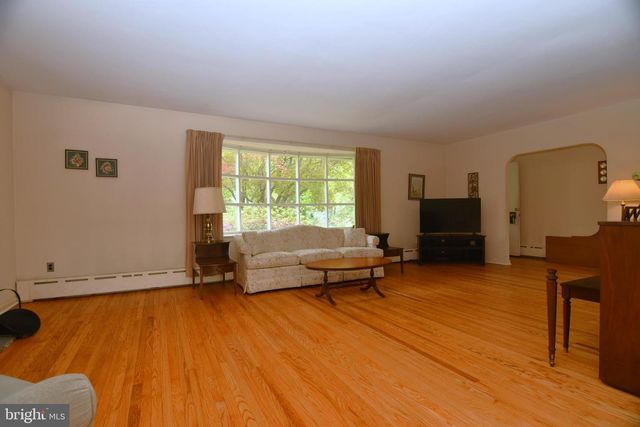 800 BLUEBELL RD, Warminster, PA 18974
