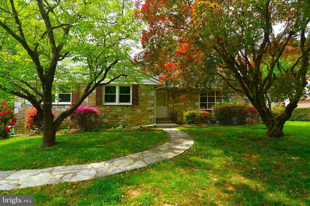 800 BLUEBELL RD, Warminster, PA 18974