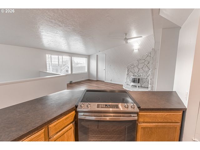 529 Sw 32ND St, Lincoln City, OR 97367