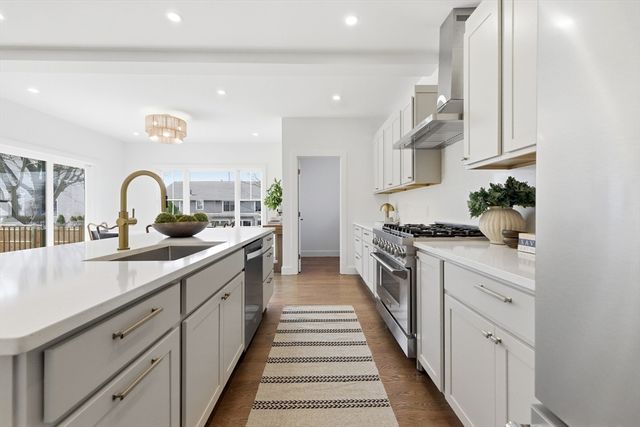 51 Fox Hill Rd, Nahant, MA 01908