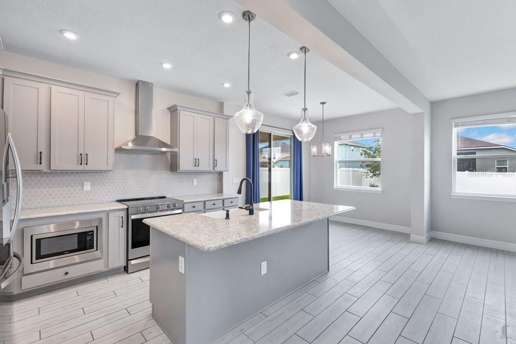 Image 14 of property listing at 11902 LANDING POINT LOOP, Orlando, FL 32832