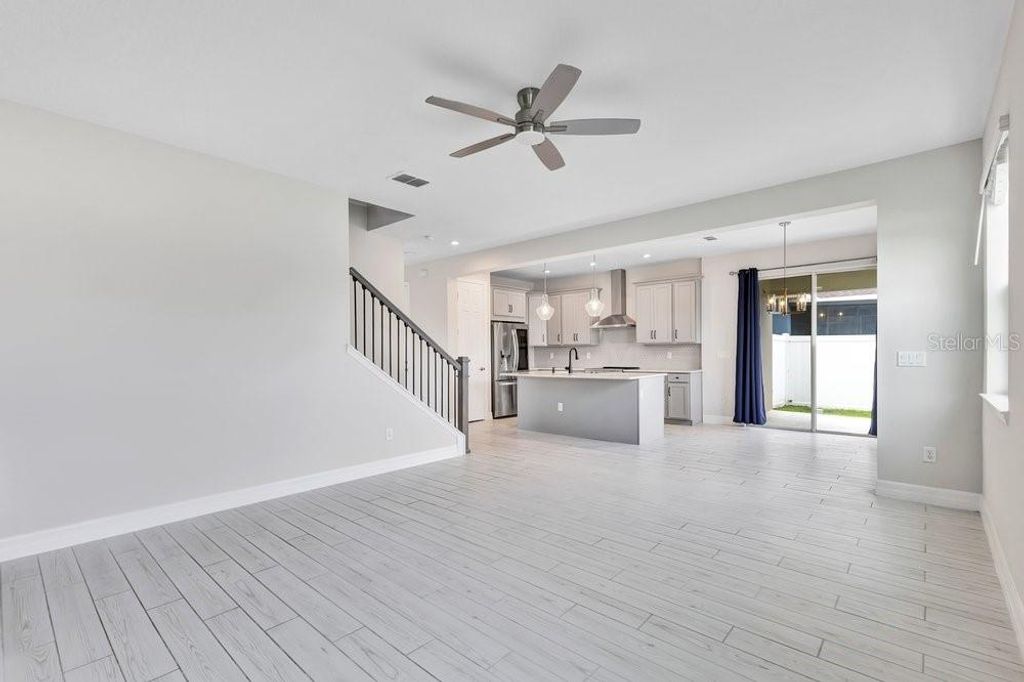 Image 15 of property listing at 11902 LANDING POINT LOOP, Orlando, FL 32832