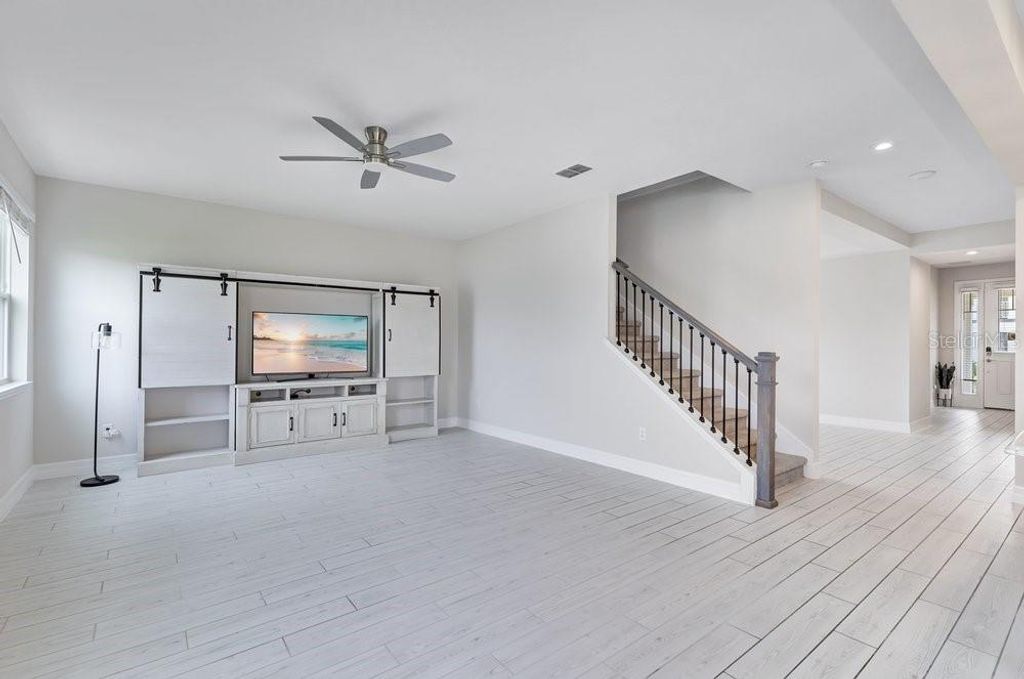 Image 16 of property listing at 11902 LANDING POINT LOOP, Orlando, FL 32832