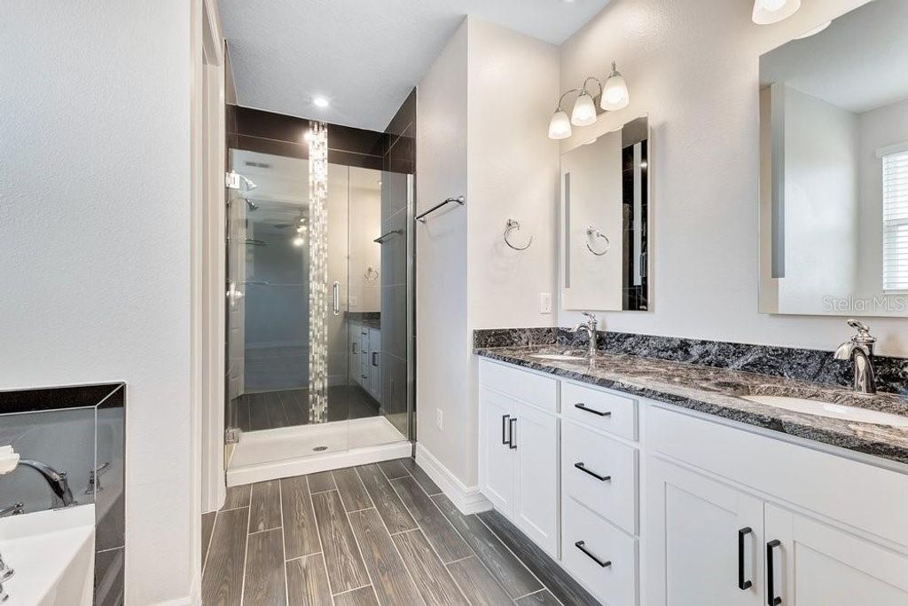 Image 20 of property listing at 11902 LANDING POINT LOOP, Orlando, FL 32832