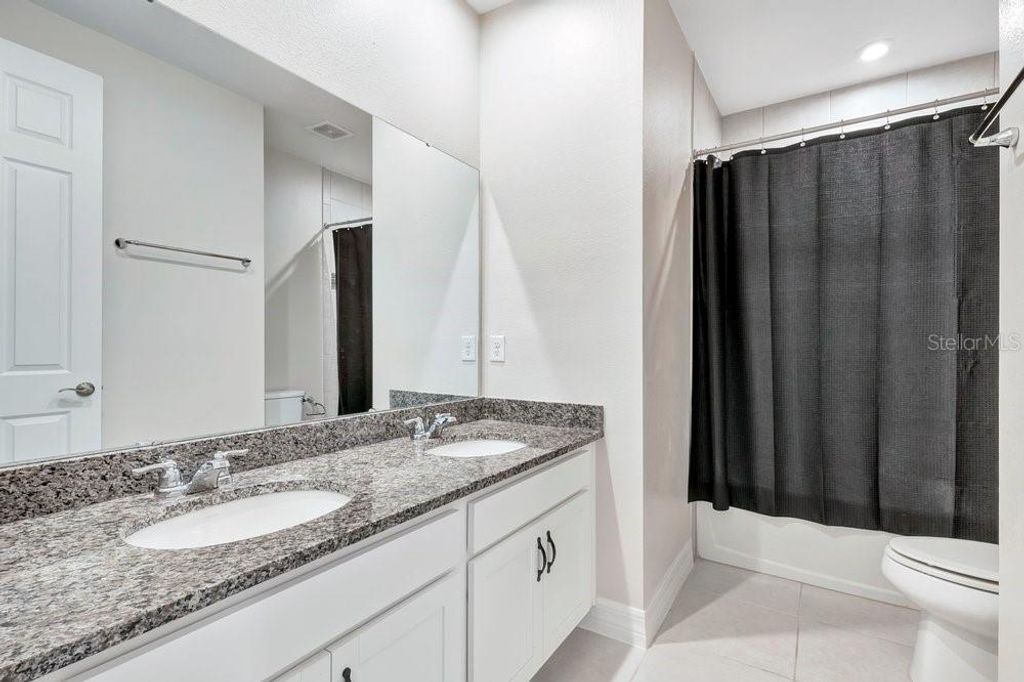 Image 24 of property listing at 11902 LANDING POINT LOOP, Orlando, FL 32832