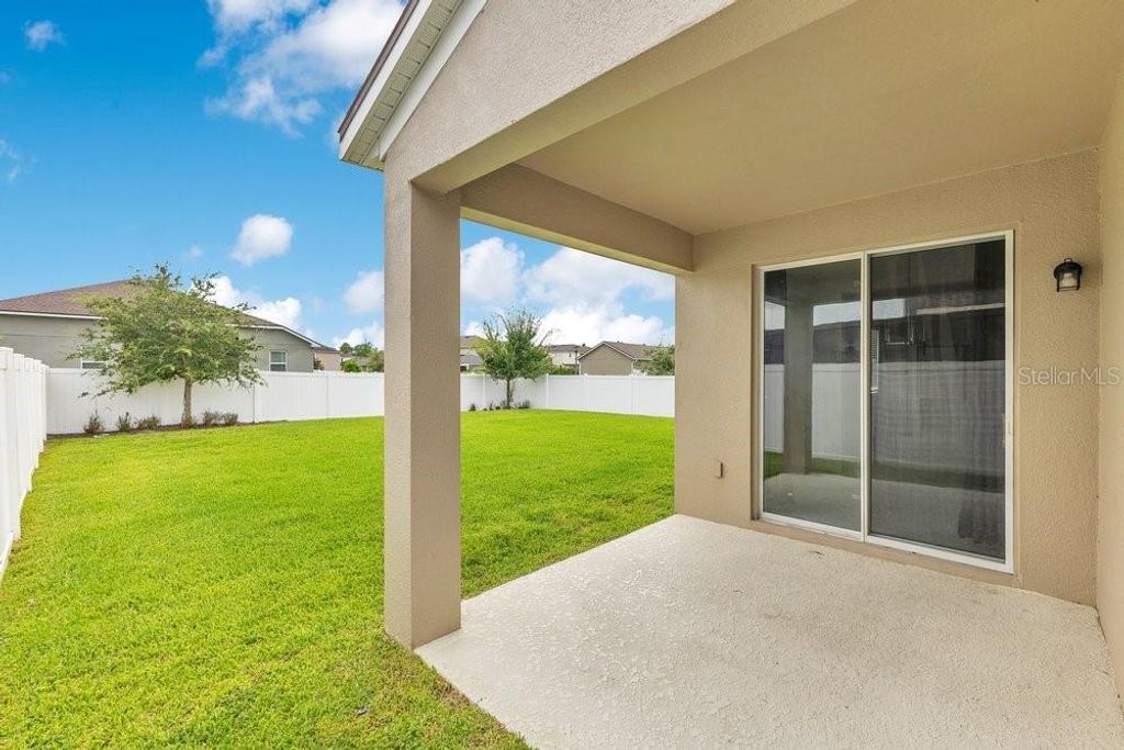 Image 27 of property listing at 11902 LANDING POINT LOOP, Orlando, FL 32832