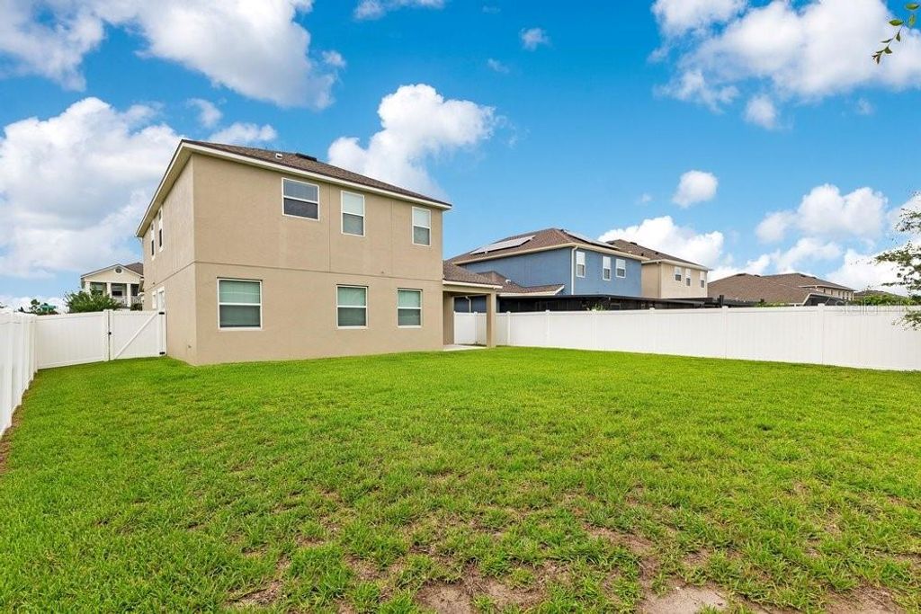 Image 28 of property listing at 11902 LANDING POINT LOOP, Orlando, FL 32832