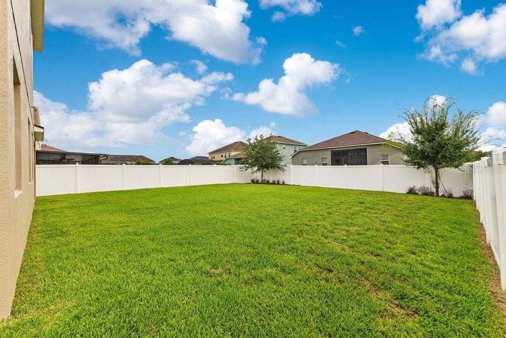 Image 30 of property listing at 11902 LANDING POINT LOOP, Orlando, FL 32832