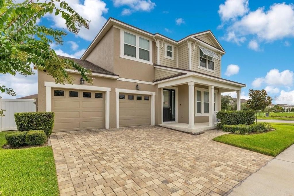 Image 4 of property listing at 11902 LANDING POINT LOOP, Orlando, FL 32832