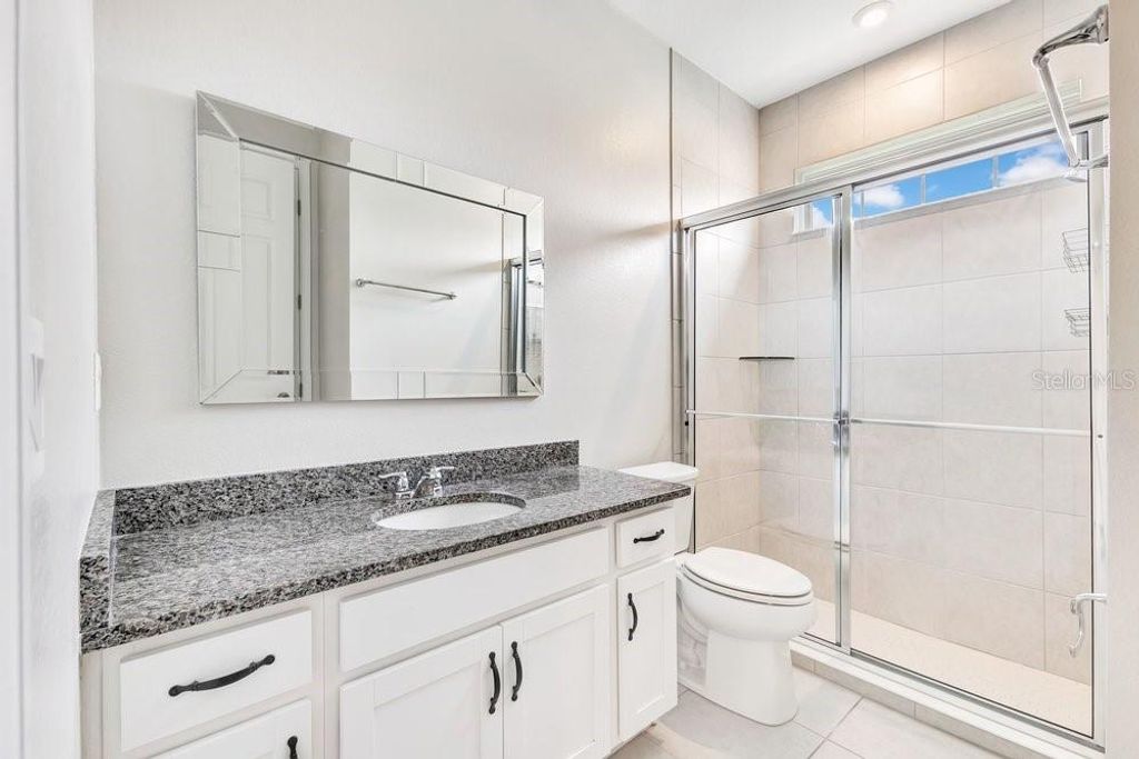 Image 8 of property listing at 11902 LANDING POINT LOOP, Orlando, FL 32832