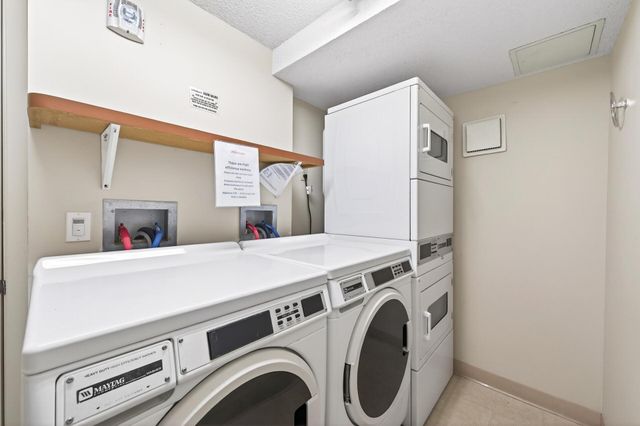 26 10th Street W 2004, Saint Paul, MN 55102