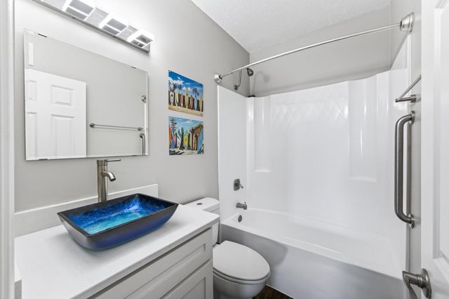 26 10th Street W 2004, Saint Paul, MN 55102