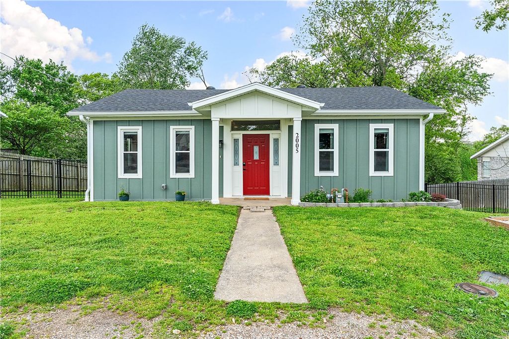 2005 Oakwood Avenue, Bentonville, AR 72712