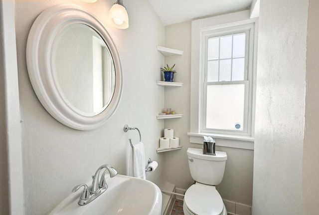 1604 E Newport AVENUE, Milwaukee, WI 53211