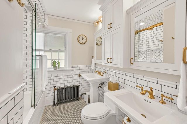 1604 E Newport AVENUE, Milwaukee, WI 53211