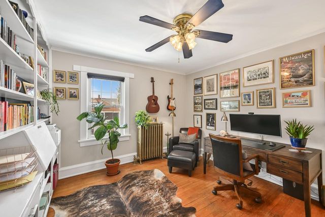 1604 E Newport AVENUE, Milwaukee, WI 53211