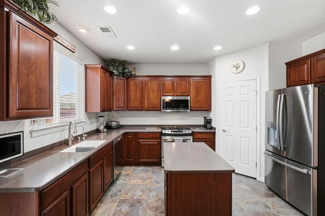 7120 Fairbanks Drive NE, Rio Rancho, NM 87144