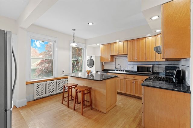 12 Spruce St 12, Watertown, MA 02472