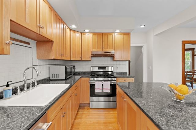 12 Spruce St 12, Watertown, MA 02472