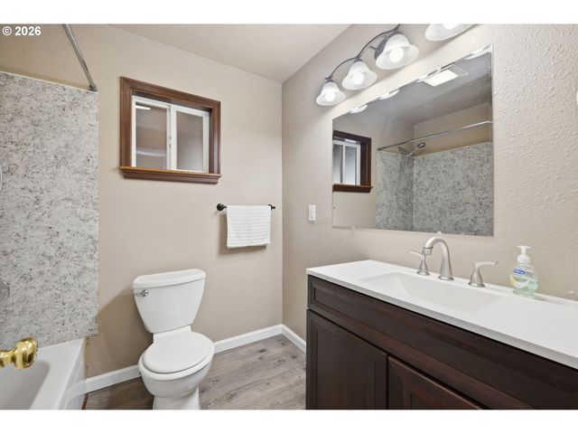 845 25TH Pl, Springfield, OR 97477