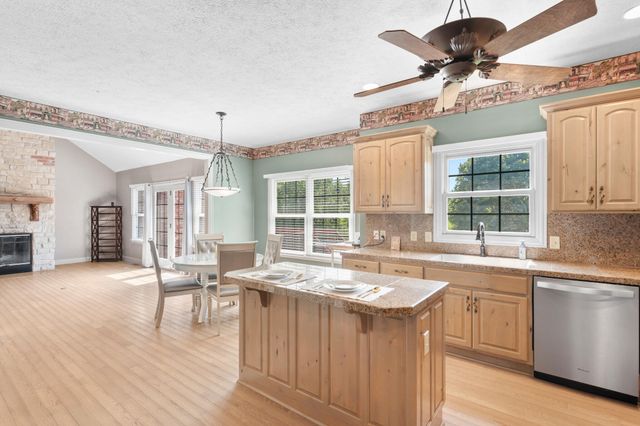 5072 E Hedgerow Drive, Springfield, MO 65802