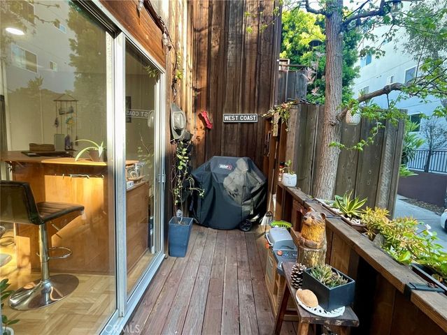 11616 Chenault Street 4, Los Angeles, CA 90049