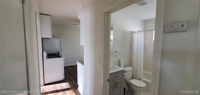 545 E Dallas Avenue, Madison Heights, MI 48071