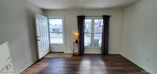 545 E Dallas Avenue, Madison Heights, MI 48071